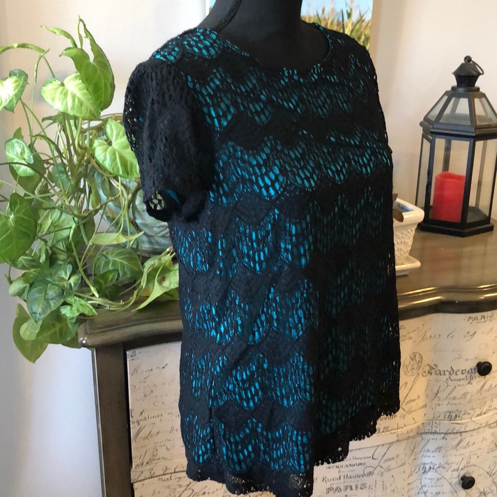 LOFT CROCHETED LACE SHORT SLEEVE BLOUSE BLACK OVER TEAL BLUE LINER SIZE M - Picture 3 of 10